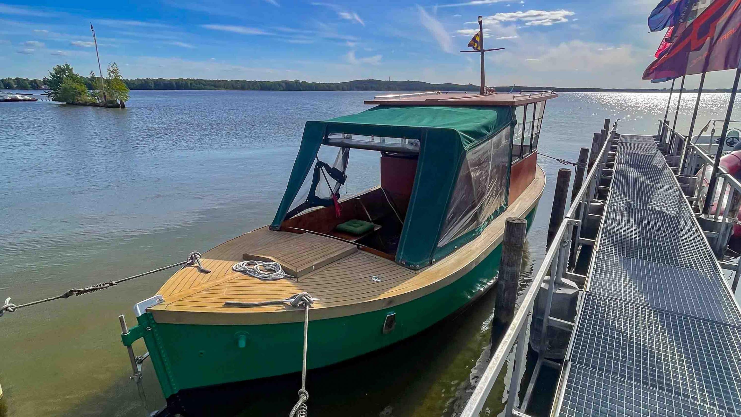 Sportbootführerschein Kombikurs – Fahrschulboot am Müggelsee für die SBF Binnen und See Ausbildung bei Alle an Deck Berlin