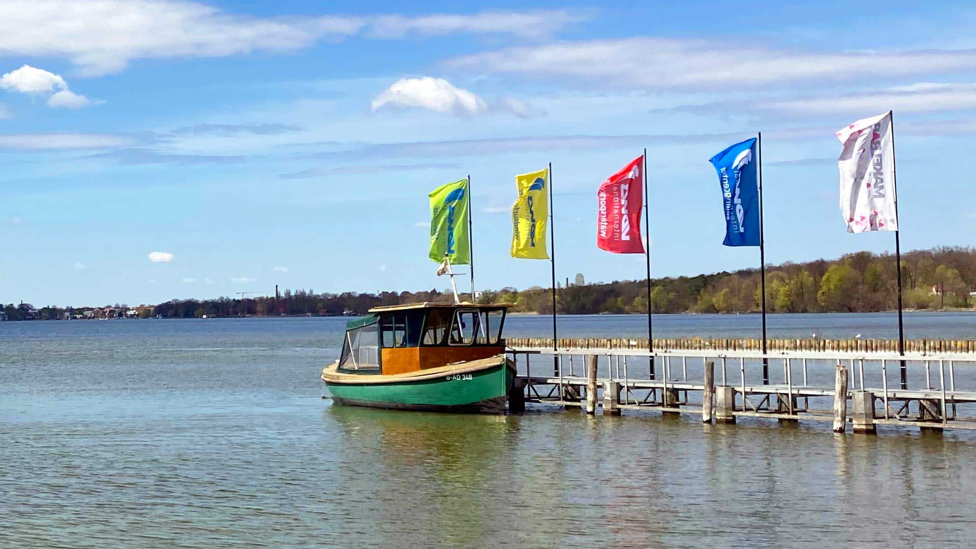 Motorboot der Segelschule Alle an Deck bei einer Ausbildungsfahrt auf dem Müggelsee in Berlin