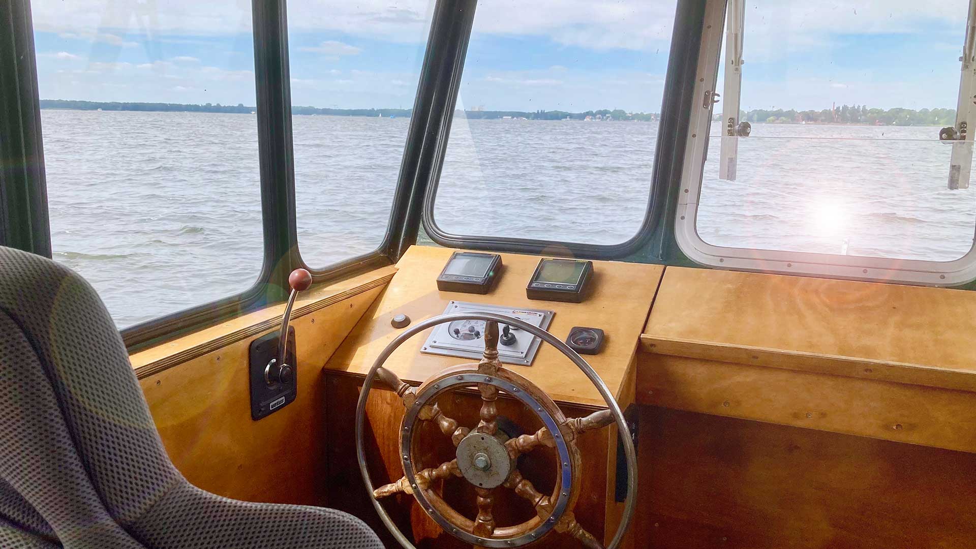 Steuerstand eines Ausbildungsbootes für den Motorbootführerschein auf dem Müggelsee