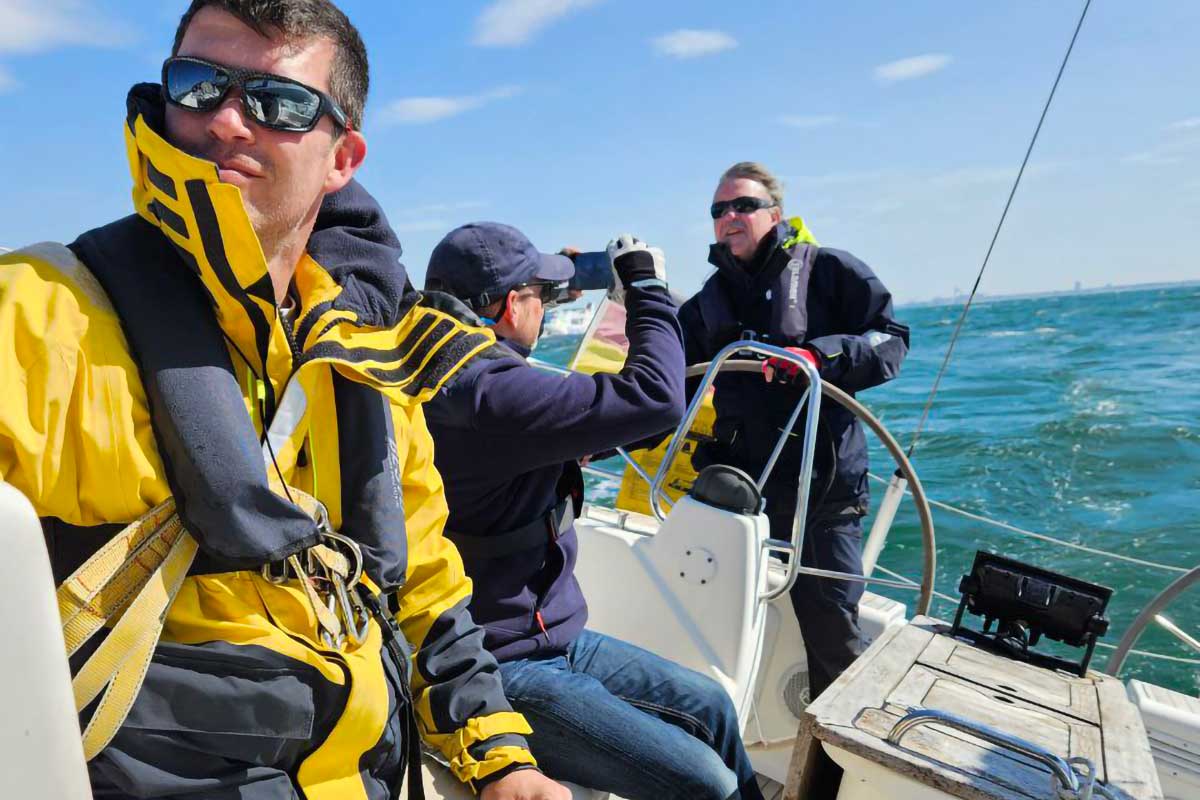Crew bei Skippertraining auf Segelyacht auf der Ostsee bei Welle und Wind