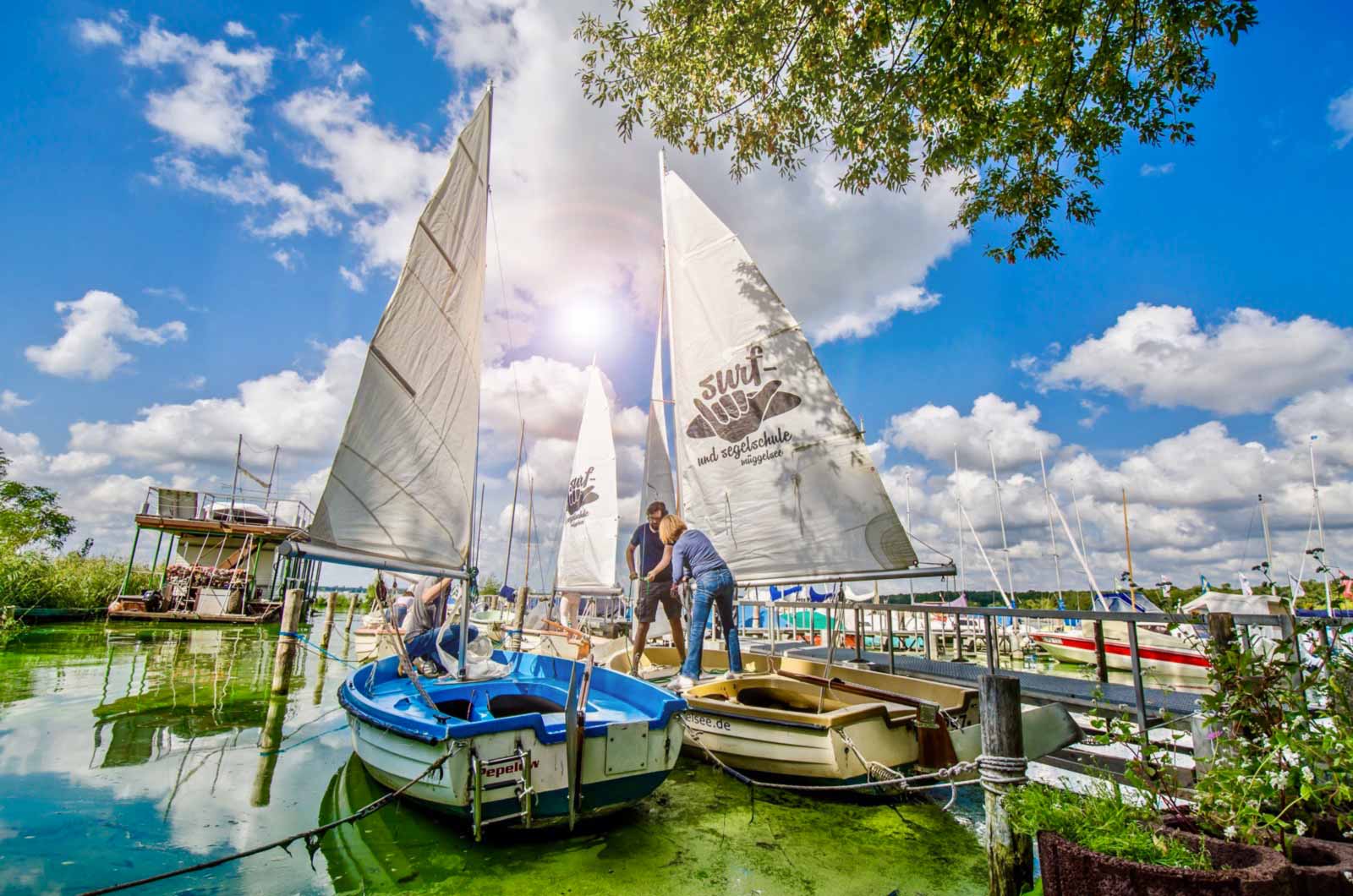 Segelboote und Jollen am Steg der Segelschule Alle an Deck in Berlin Köpenick