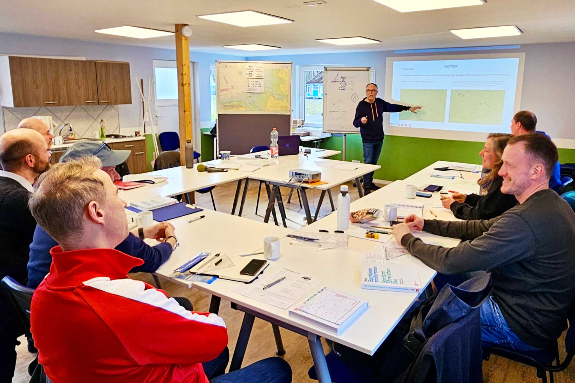 SKS Aus­bil­dung Ber­lin, Teil­neh­mende im Sport­küs­ten­schif­fer­schein Theo­rie­un­ter­richt.