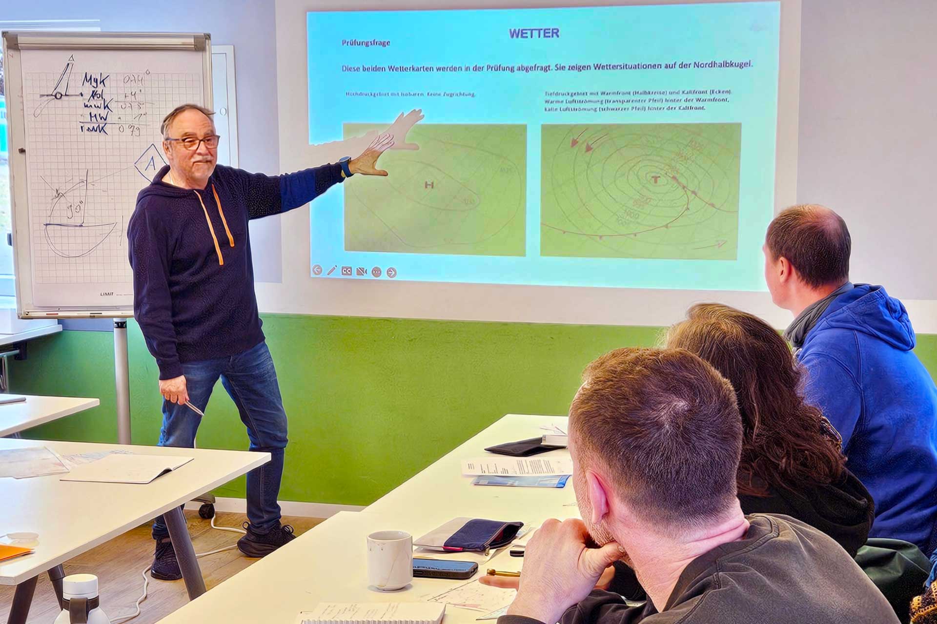 Do­zent Jürgen er­klärt Wet­ter­karten und Me­teo­ro­lo­gie im SKS-Theo­rie­kurs