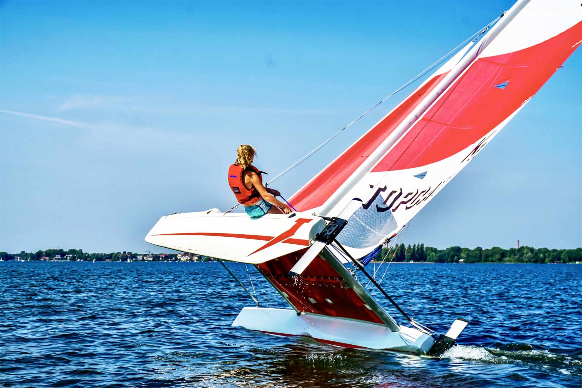 Person segelt einen Strandkatamaran auf der Ostsee bei frischem Wind